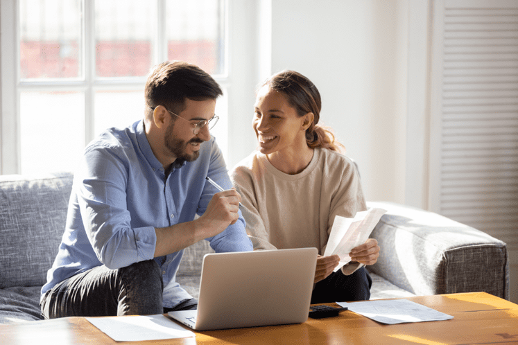 Privatpersonen vor Laptop und Unterlagen